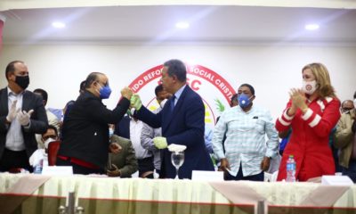 Foto Leonel Fernandez Y Quique Antun Se Saludan En La Reunion De Este Jueves. En La Foto Tambien Sergia Elena De Seliman.