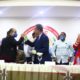 Foto Leonel Fernandez Y Quique Antun Se Saludan En La Reunion De Este Jueves. En La Foto Tambien Sergia Elena De Seliman.