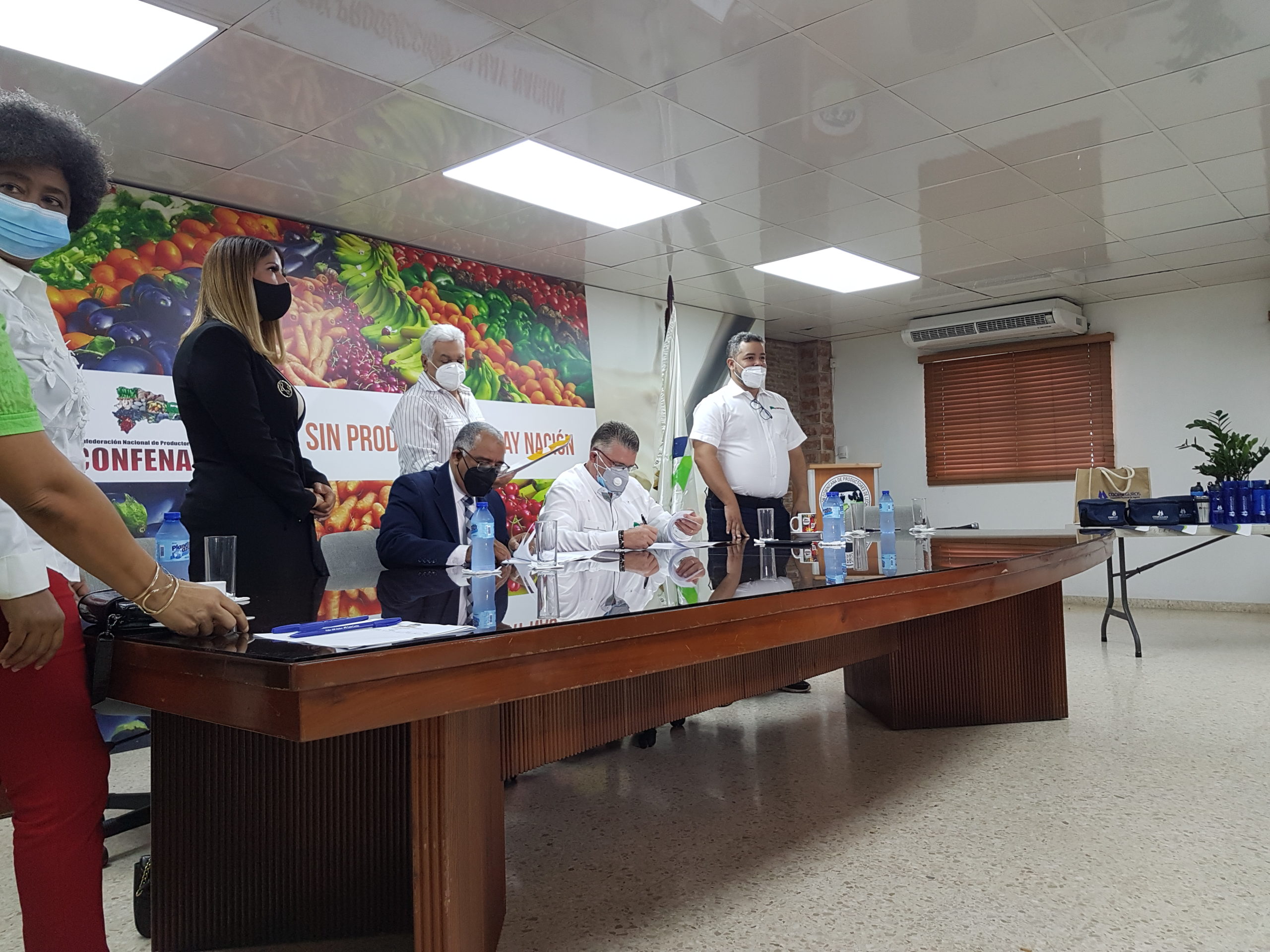 Firma Acuerdo Confenagro CoopSeguros Scaled