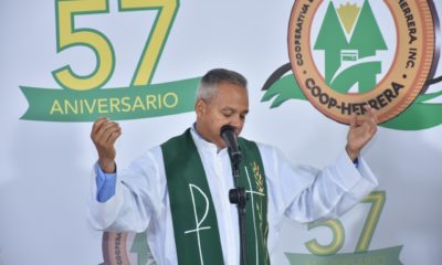 El Padre Chelo Durante La Misa 57 Aniversario De COOPHERRERA