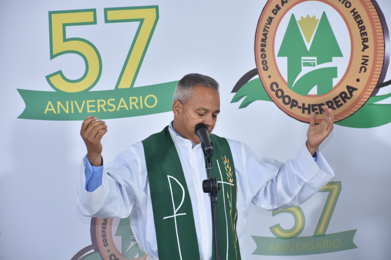 El Padre Chelo Durante La Misa 57 Aniversario De COOPHERRERA