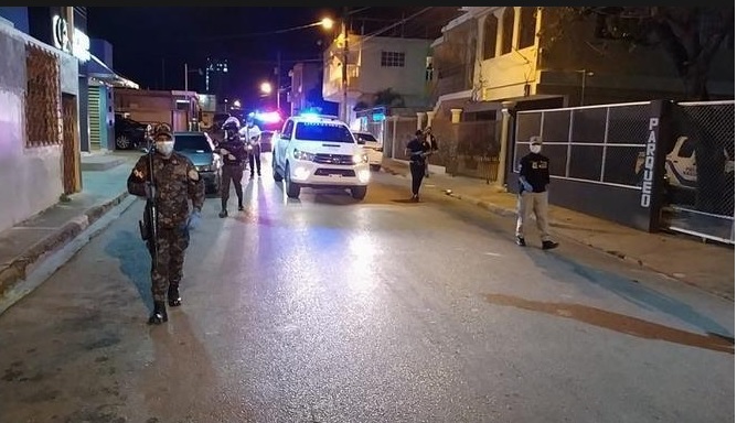 Policias Toque De Queda 1
