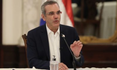 Foto Del Presidente Durante Habla En La Firma Contrato Con Empresa Apache Corporation