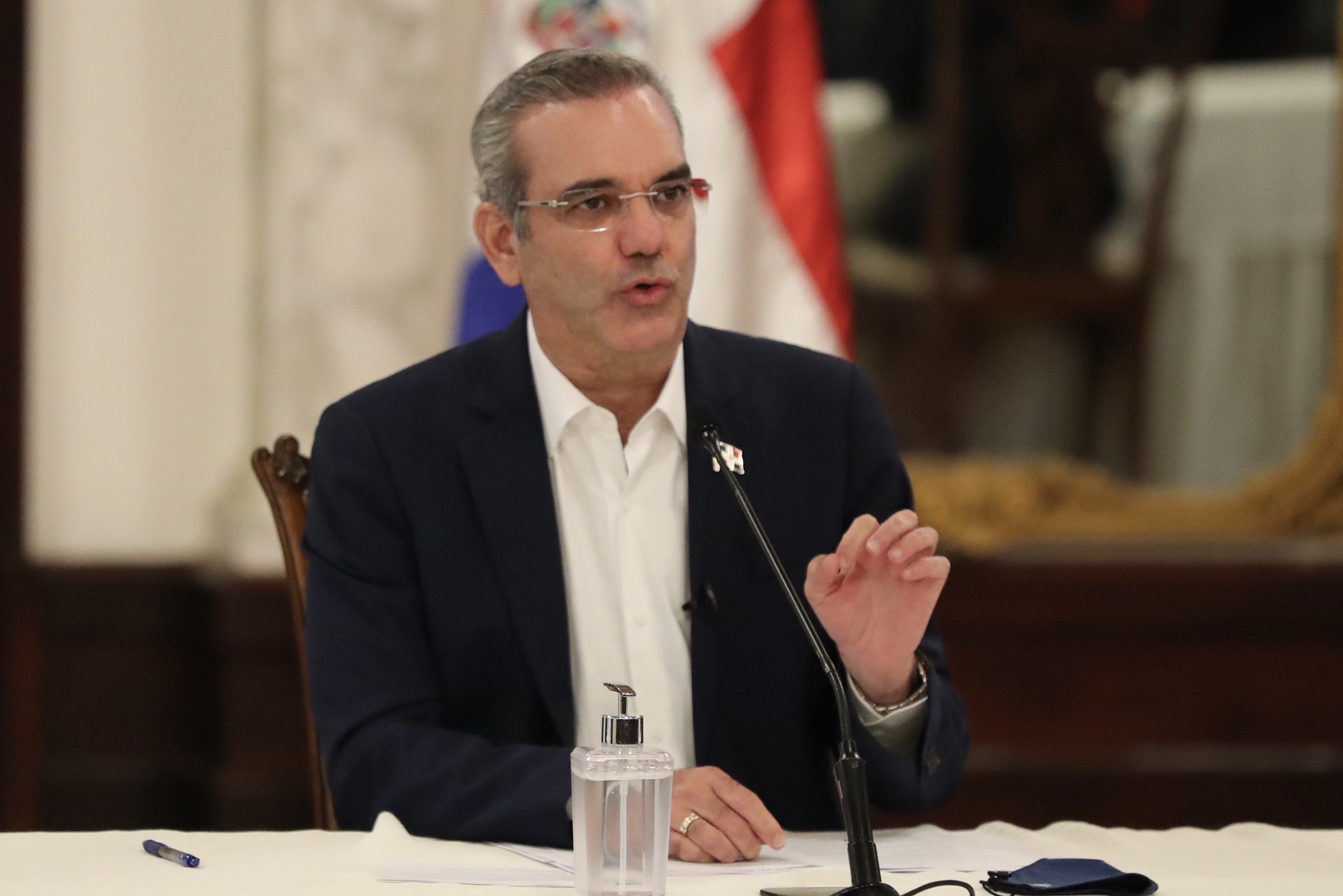Foto Del Presidente Durante Habla En La Firma Contrato Con Empresa Apache Corporation