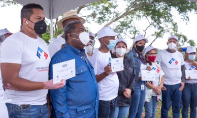 Tony Pena Junto A Colaboradores