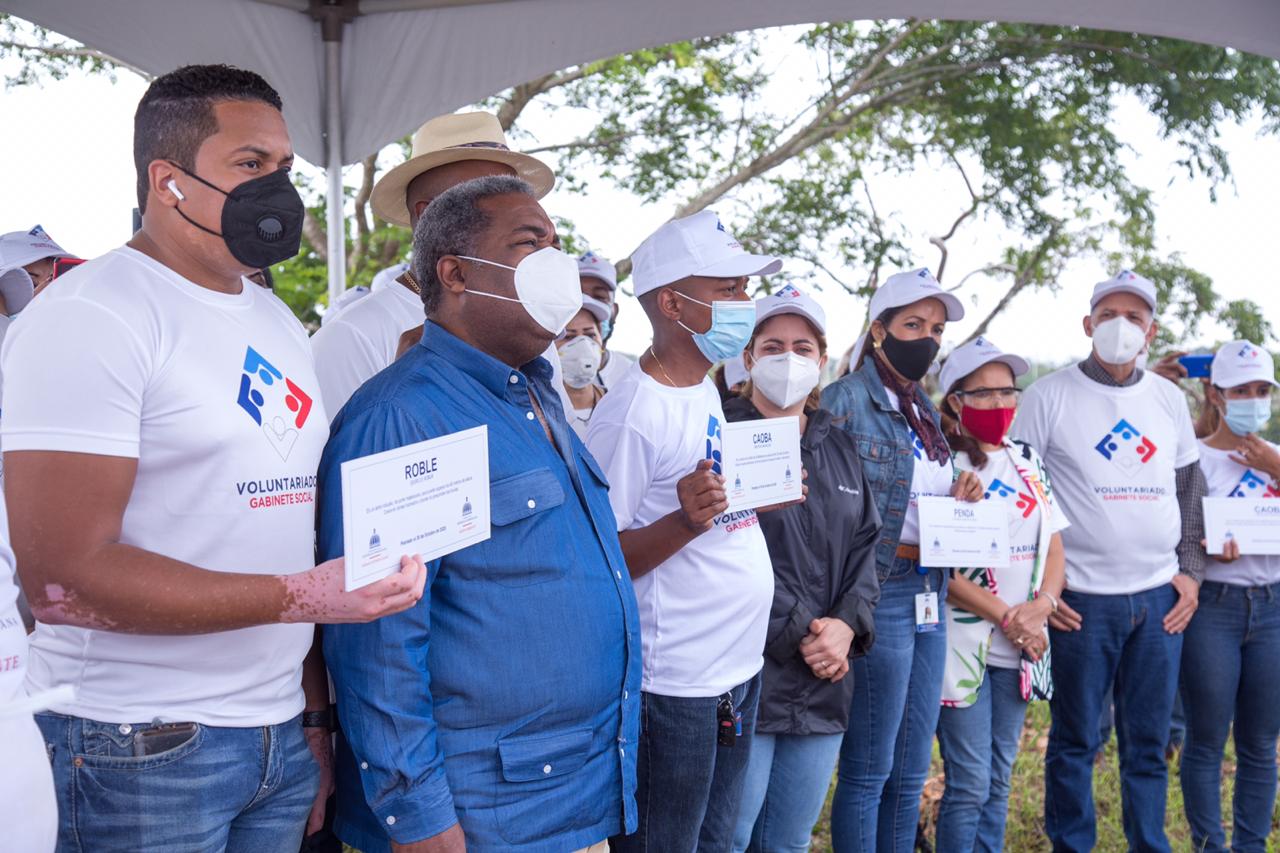 Tony Pena Junto A Colaboradores