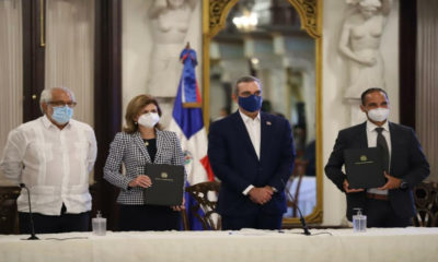 Presidente Abinader Firma Vacuna