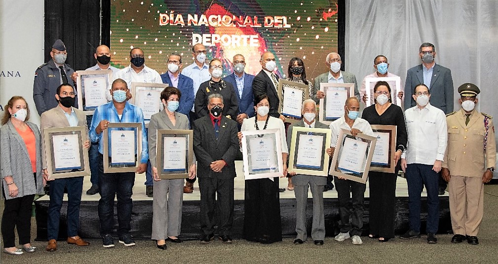 Personalidades Premiadas Junto A Organizadores E Invitados Especiales