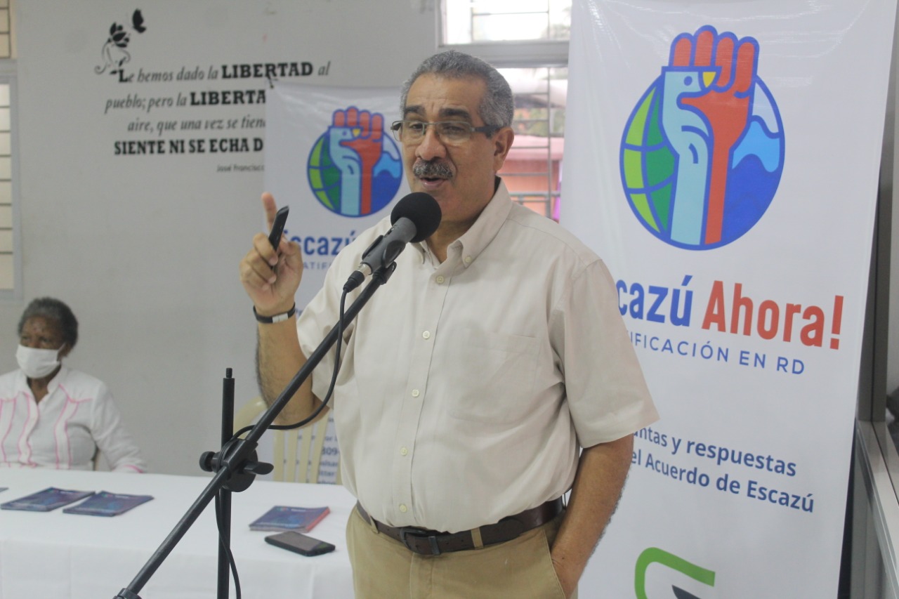 Foto El Diputado Carlos Sanchez Habla En El Taller.