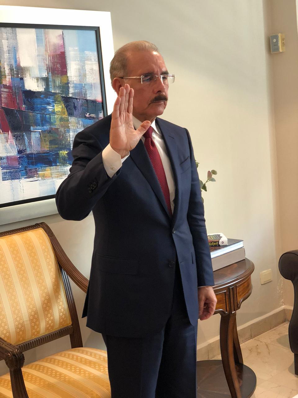 Foto El Expresidente Danilo Medina Se Jjuramenta En El PARLACEN