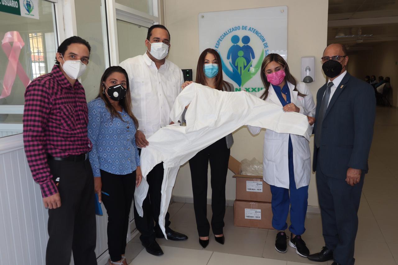 Foto Personal Del Centro Especializado De Atencion De Salud Juan XXIII Reciben El Donativo