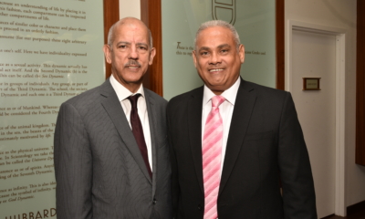 El Presidente De Acroarte Alexis Beltre Der. Junto Al Periodista Adalberto Dominguez