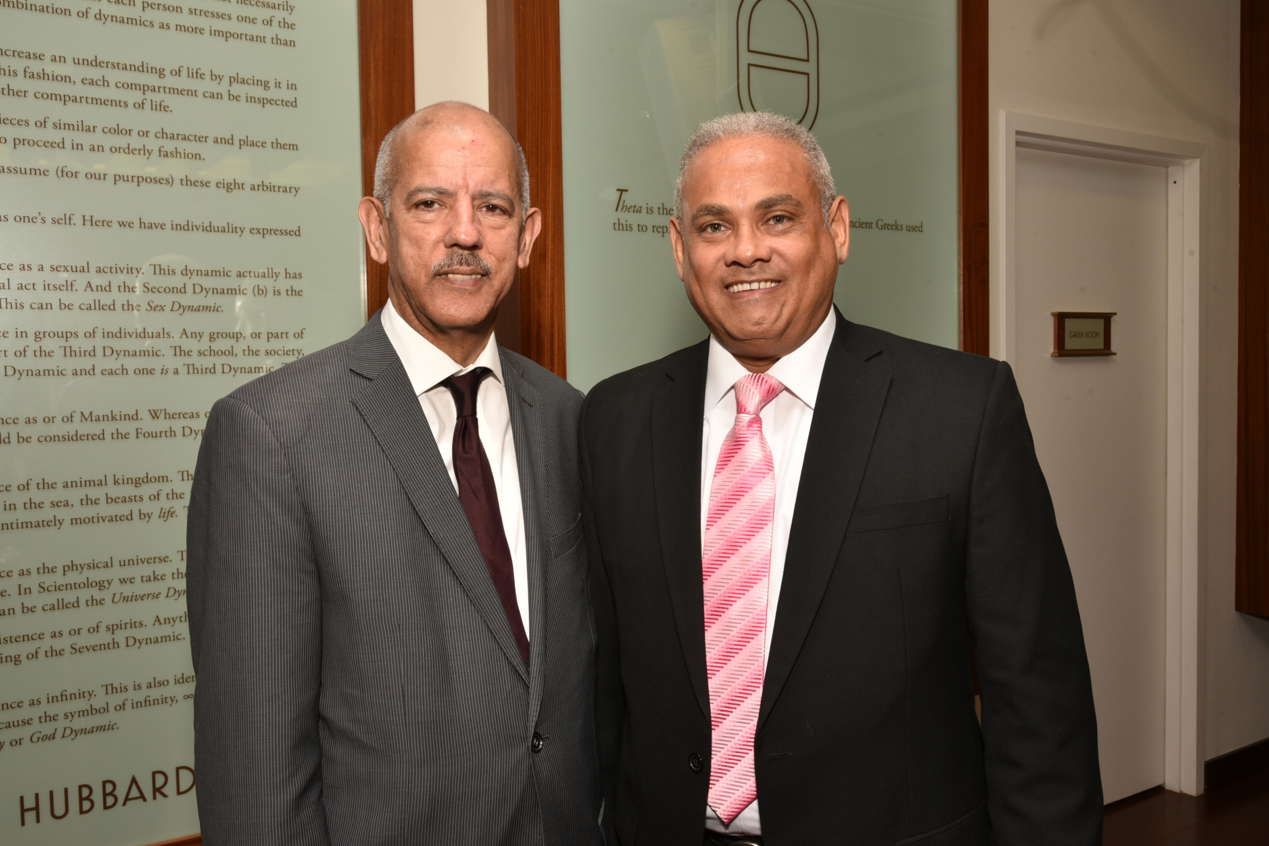 El Presidente De Acroarte Alexis Beltre Der. Junto Al Periodista Adalberto Dominguez Scaled