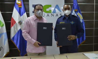 Foto 1 El Director De La DGA Eduardo Sanz Lovaton Y Carlos R. Febrillet Director General Del Cuerpo Especializado En Seguridad Aeroportuario Y De La Aviacion Civil CESAC.