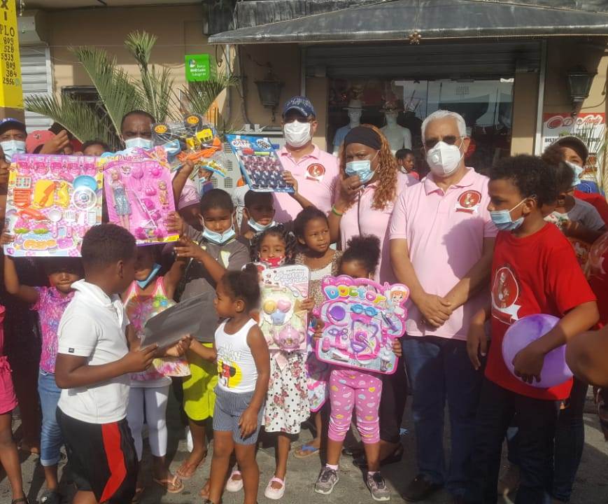 Ninos Y Ninas Con Sus Juguetes