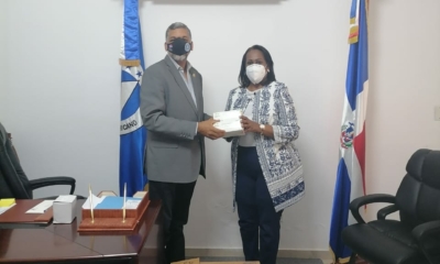 Foto El Vicepresidente Del PARLACEN Ramon Emilio Goris Hace Entrega Del Donativo A La Presidenta De La ADP Xiomara Guante.