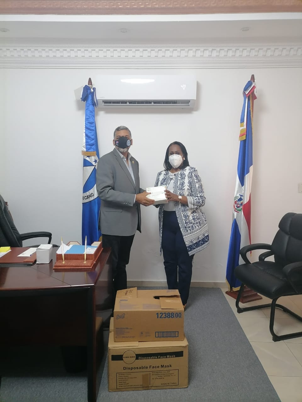Foto El Vicepresidente Del PARLACEN Ramon Emilio Goris Hace Entrega Del Donativo A La Presidenta De La ADP Xiomara Guante.