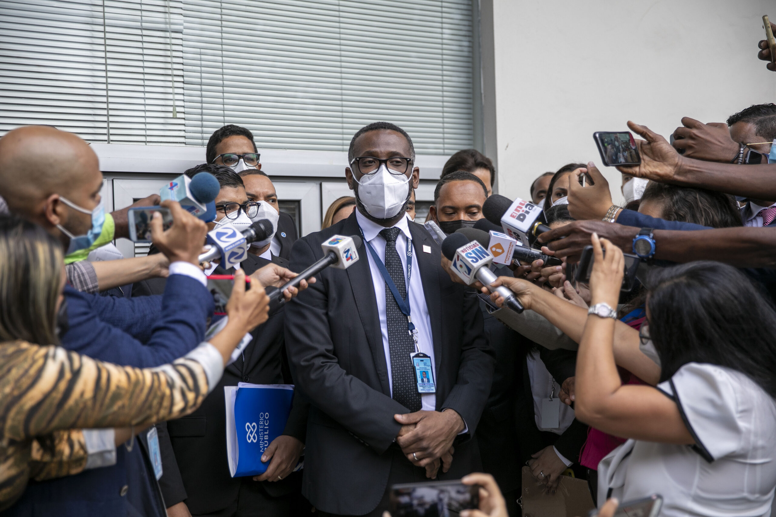 El Procurador Adjunto Wilson Camacho Mientras Ofrece Declaraciones A La Prensa Scaled