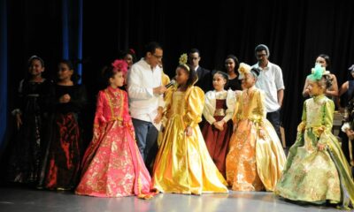 Basilio Nova Y Alumnos En Funcion De Fin De Ano Escolar.