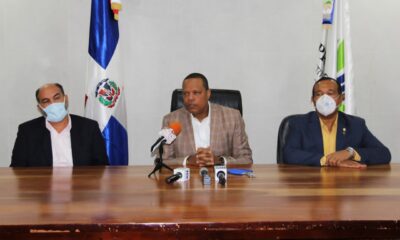 Foto El Director De Pro Consumidor Eddy Alcantara Junto Al Presidente De CONATR Antonio Marte Y Luis Rosado. 