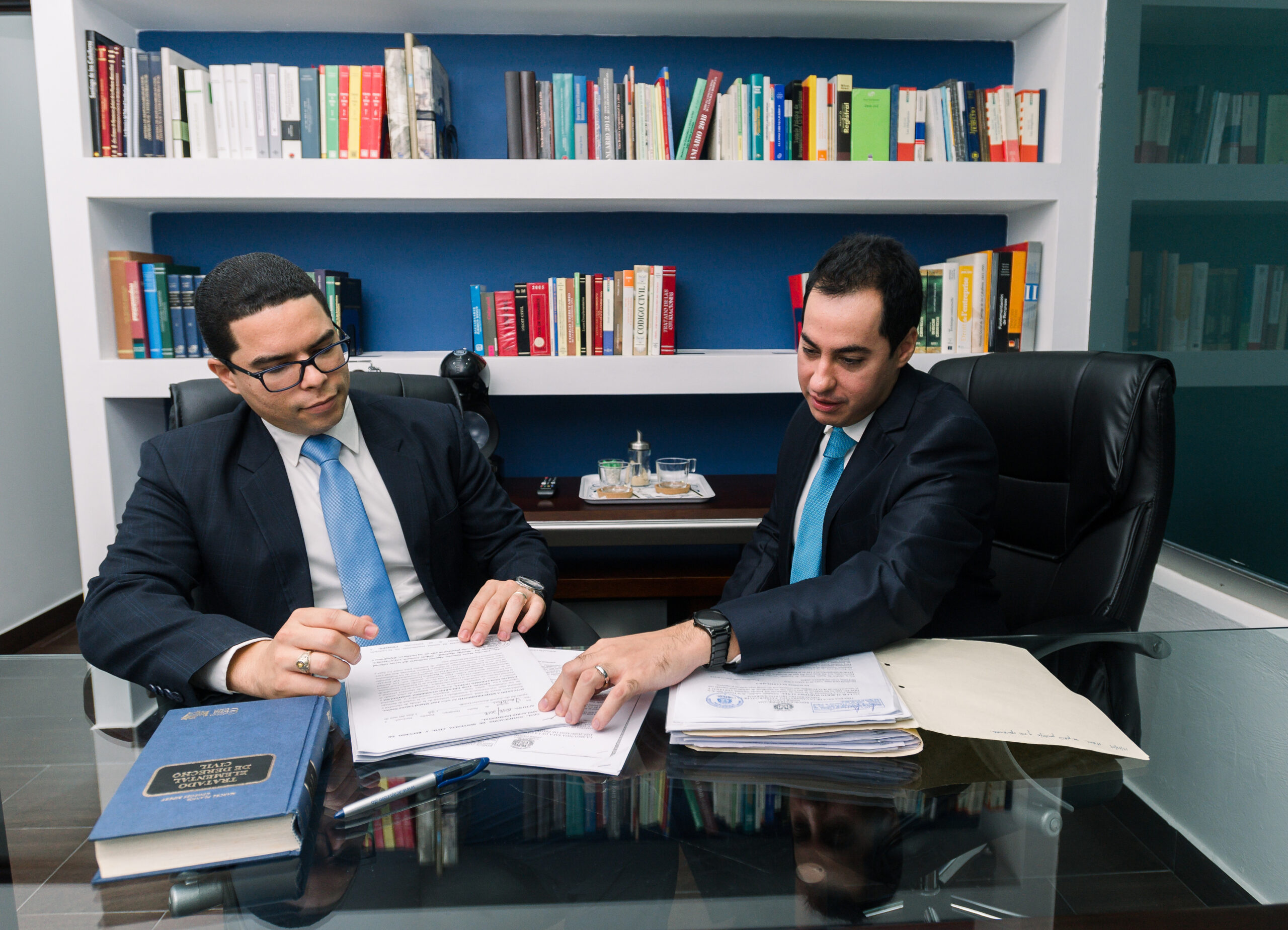 2 Licenciados Gilberto Luna Y Luis Gutierrez. Scaled