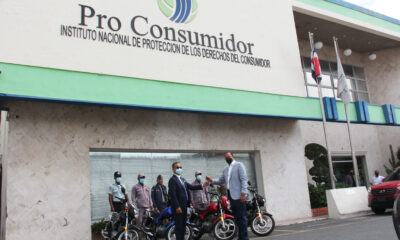 Director Ejecutivo De Pro Consumidor Eddy Alcantara Entrega Las Llaves De Varias Motocicletas Que Dono A La Institucion De Sueldo Correspondiente Al Mes De Mayo.