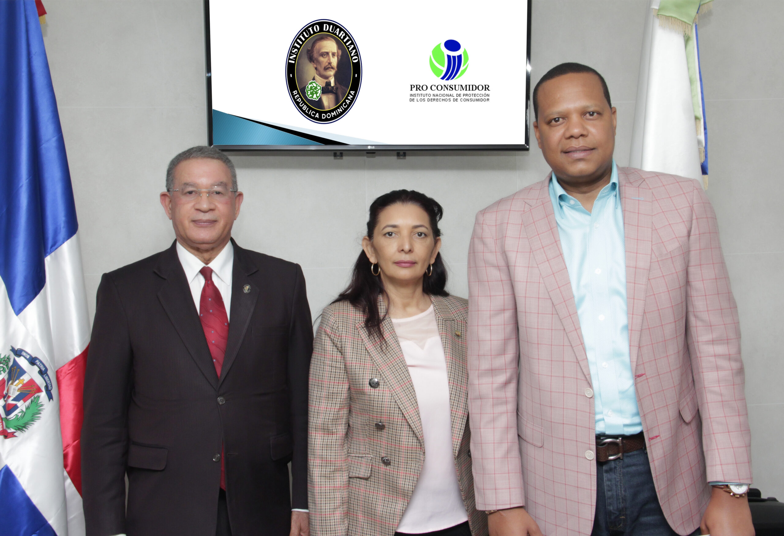 El Director Ejecutivo De Pro Consumidor Eddy Alcantara Junto A La Subdirectora Administrativa Maria Teresa Paulino Y El Presidente Del Instituto Duartiano Wilson Gomez. Scaled