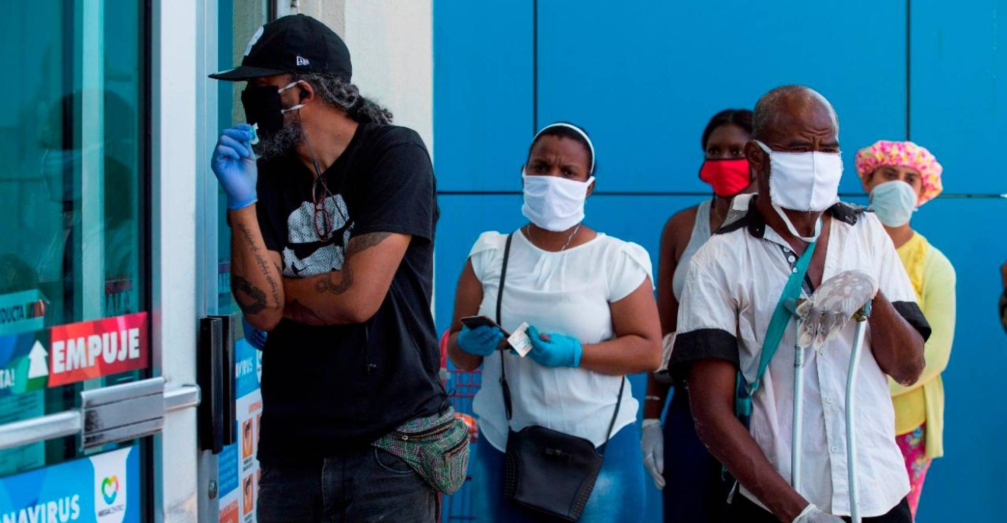 Filas Para Entrar A Comprar Foto Franchesco Spotorno 13682506 20200416110954