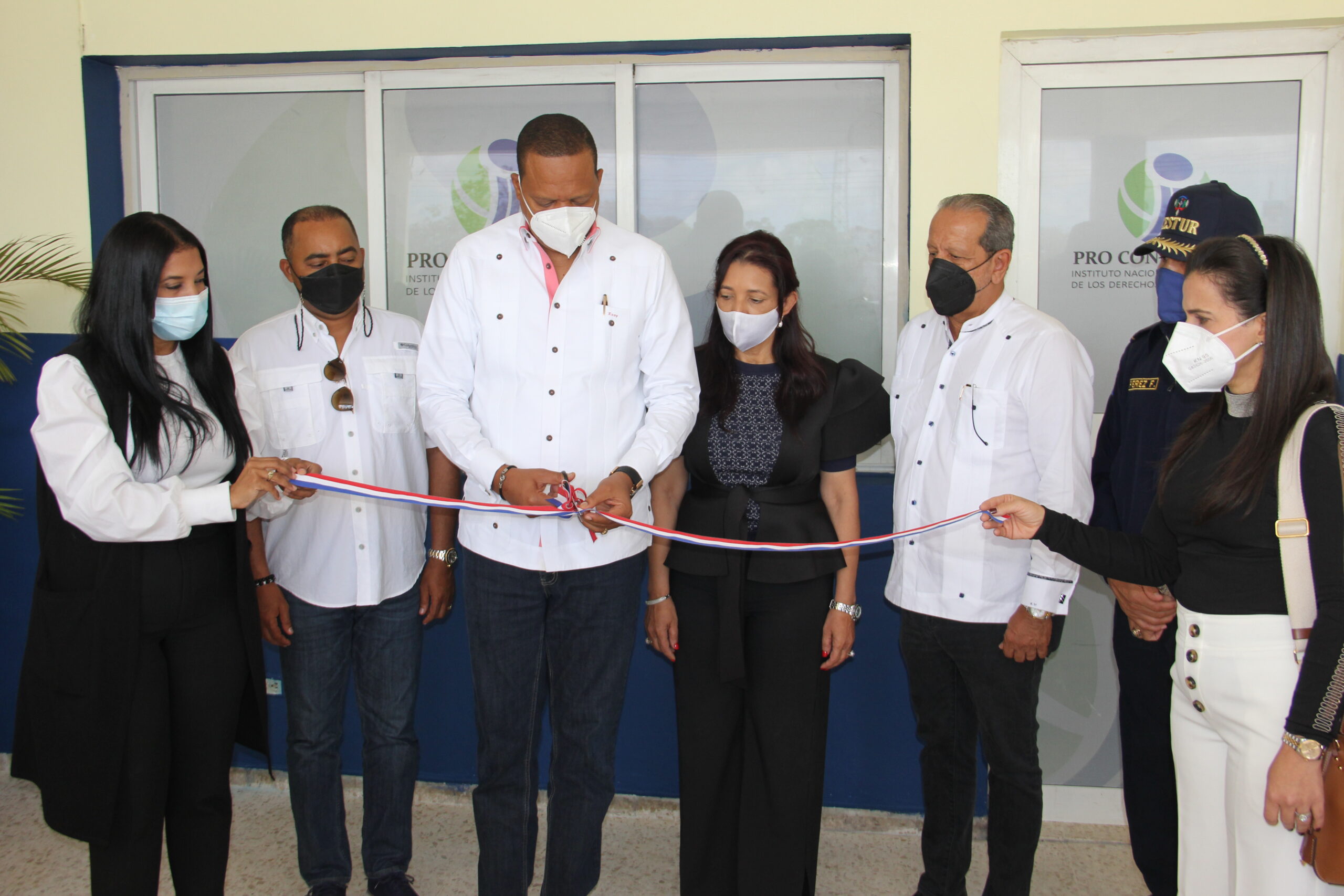 Foto PUNTA CANA La Altagracia. El Director Ejecutivo De Pro Consumidor Eddy Alcantara Corta La Cinta Que Deja Inaugurada La Oficina De La Entidad En Esta Comunidad. Scaled