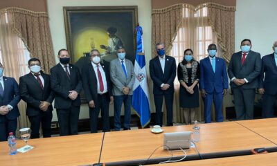 Foto El Presidente Luis Abinader Junto A Los Miembros De La Junta Directiva Del PARLACEN