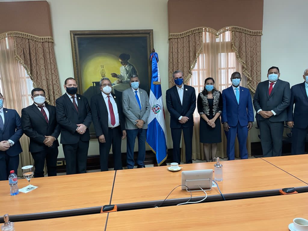 Foto El Presidente Luis Abinader Junto A Los Miembros De La Junta Directiva Del PARLACEN