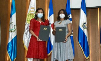 Foto La Presidenta Del PARLACEN Fanny Salinas Y La Presidenta Ejecutiva De CONANI Paula Mercedes Disla Acosta Muestran El Covenio Firmado Entre Ambas Instituiones