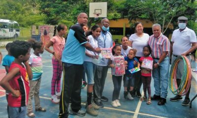 1 Tony Pena R Y Tecnicos Entregan Regalos Y Material Para La Actividad