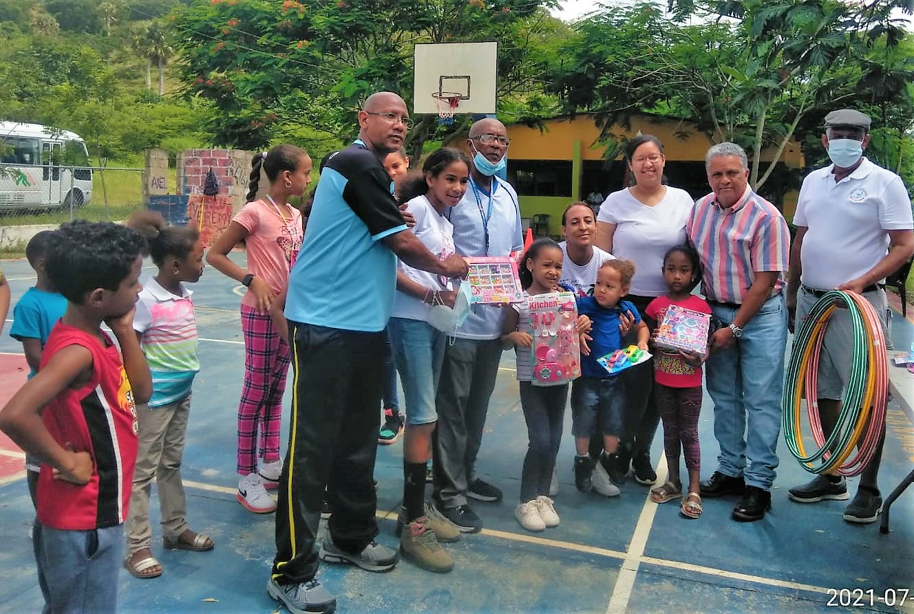 1 Tony Pena R Y Tecnicos Entregan Regalos Y Material Para La Actividad