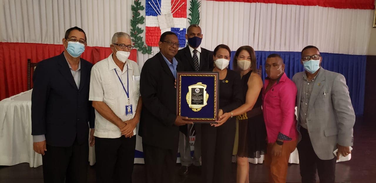 Ana Daysi Recibe Reconocimiento