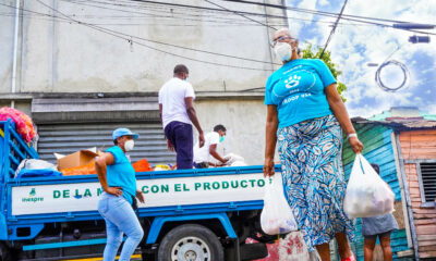 4. FOTO PERSONA COMPRANDO