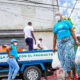 4. FOTO PERSONA COMPRANDO