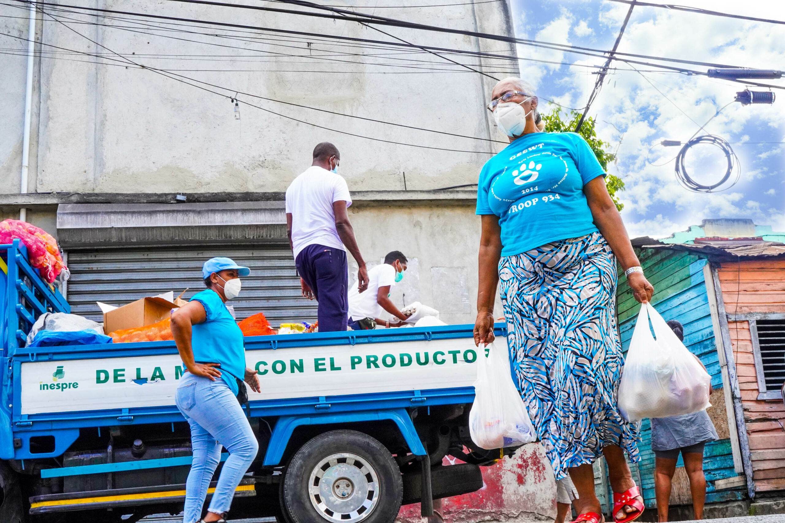 4. FOTO PERSONA COMPRANDO Scaled