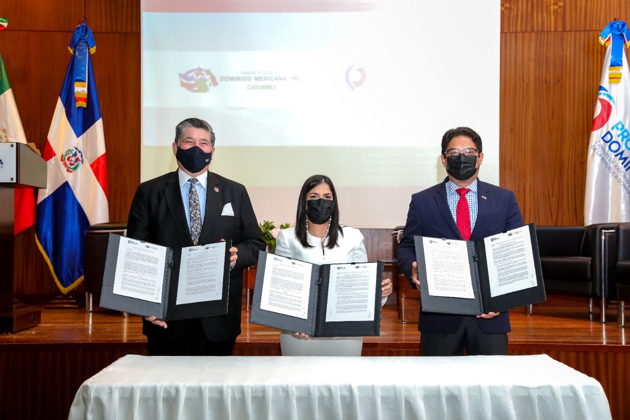 Carlos Penafiel Embajador De Mexico Junto A Biviana Riveiro Directora Ejecutiva De ProDominicana Y Juan Amell Presidente De CADOMMEX
