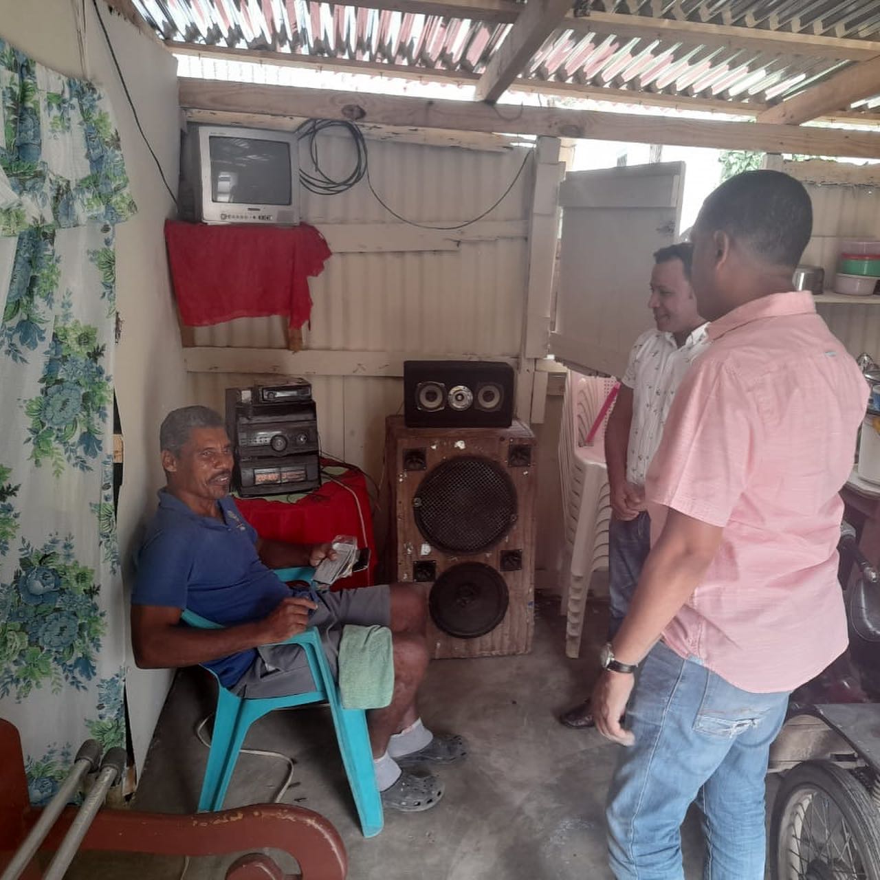 Diputado Higueyano Supervisa Trabajos De Reparacion De Viviendas En San Pedro De Higuey