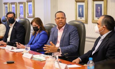 El Director De Pro Consumidor Eddy Alcantara Junto Al Presidente De AIRD Celso Marranzini Izquierda Circe Almanzar Y Cesar Dargam En El Marco De La Reunion.