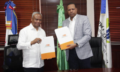 FOTO El Director Ejecutivo De Pro Consumidor Eddy Alcantara Derecha Y El Titular Del IIBI Osmar Antonio Olivo Sosa Muestran El Acuerdo Interinstitucional Firmado.