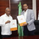 FOTO El Director Ejecutivo De Pro Consumidor Eddy Alcantara Derecha Y El Titular Del IIBI Osmar Antonio Olivo Sosa Muestran El Acuerdo Interinstitucional Firmado.
