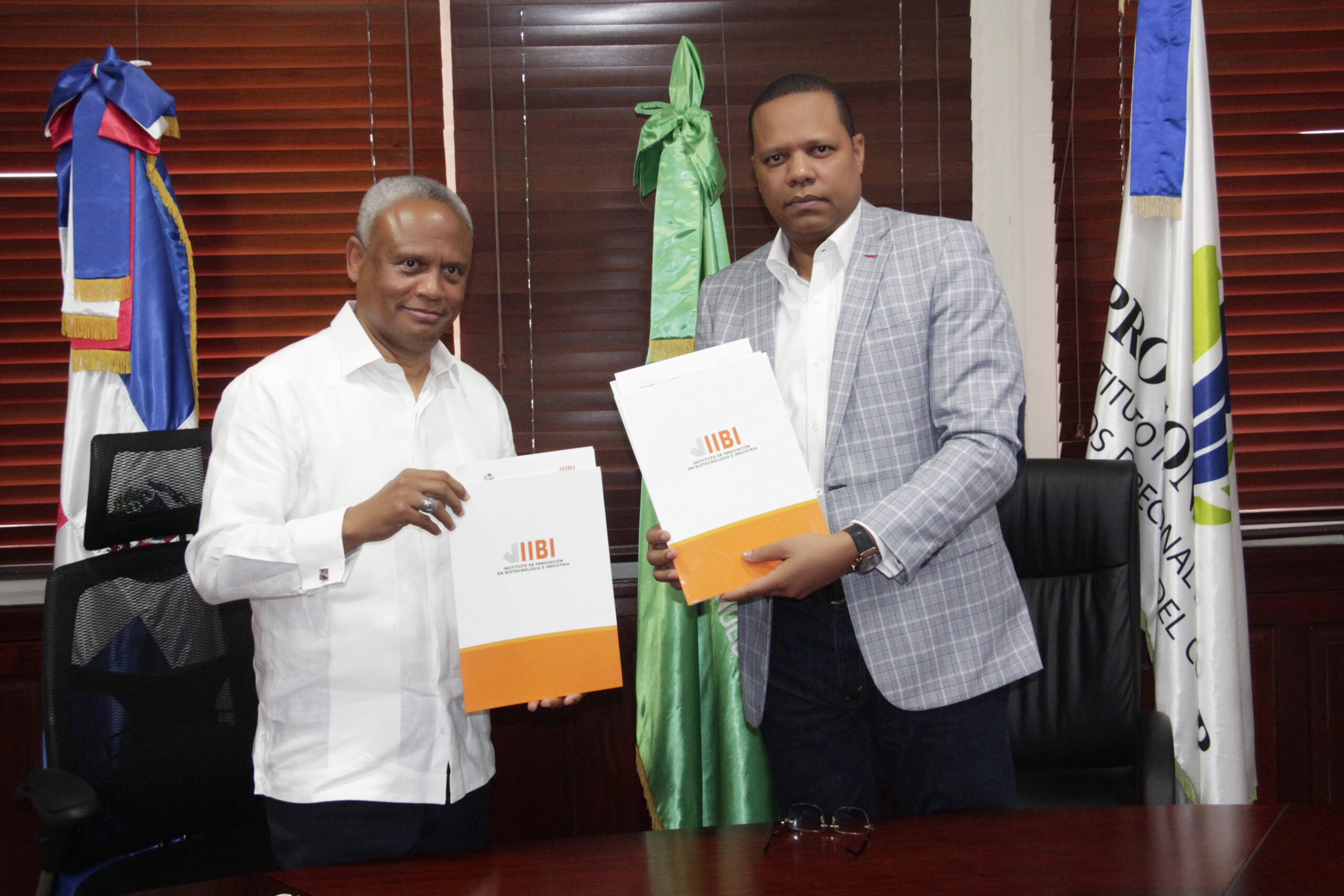 FOTO El Director Ejecutivo De Pro Consumidor Eddy Alcantara Derecha Y El Titular Del IIBI Osmar Antonio Olivo Sosa Muestran El Acuerdo Interinstitucional Firmado. Scaled