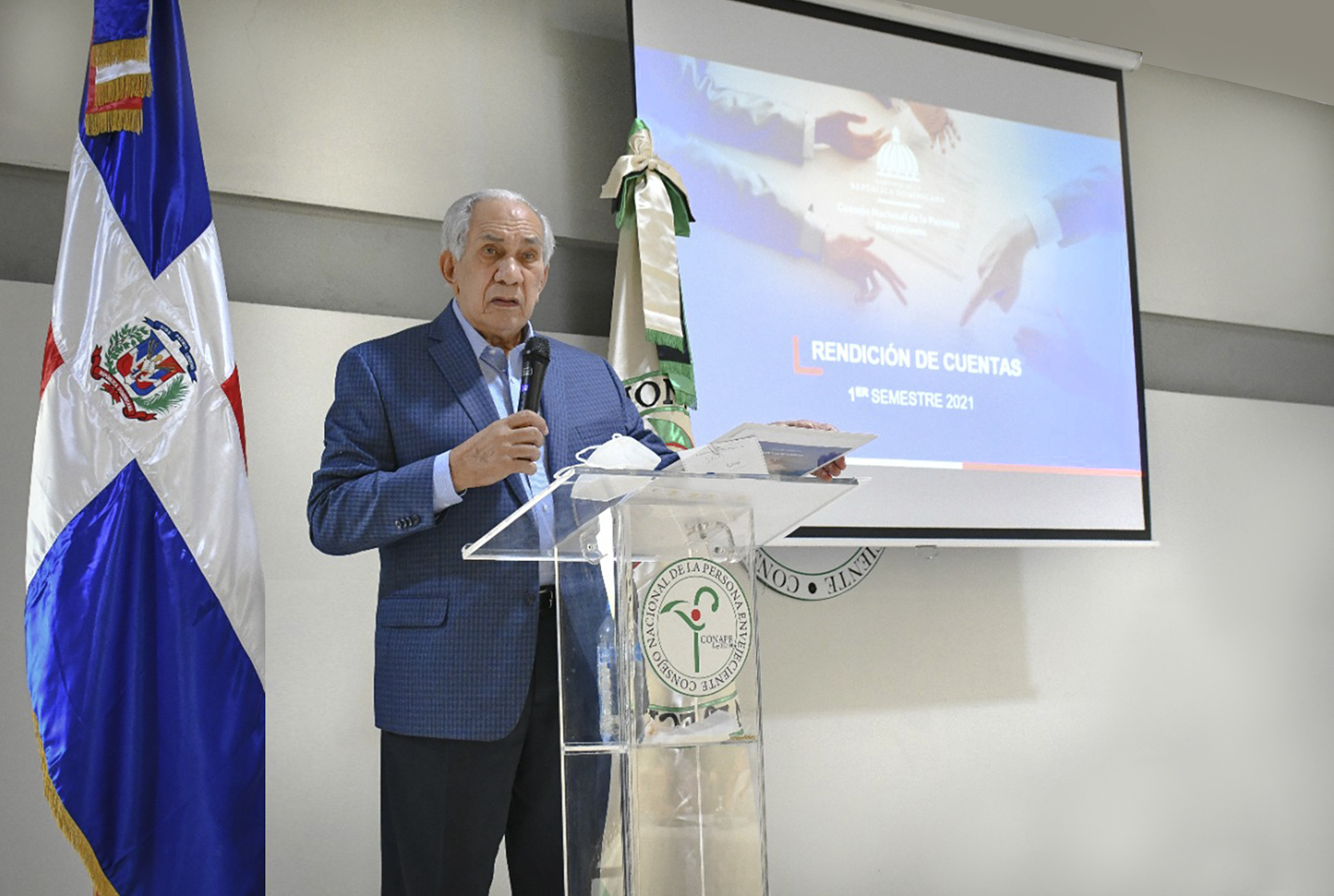 Foto Del Director En Rendicion De Cuentas