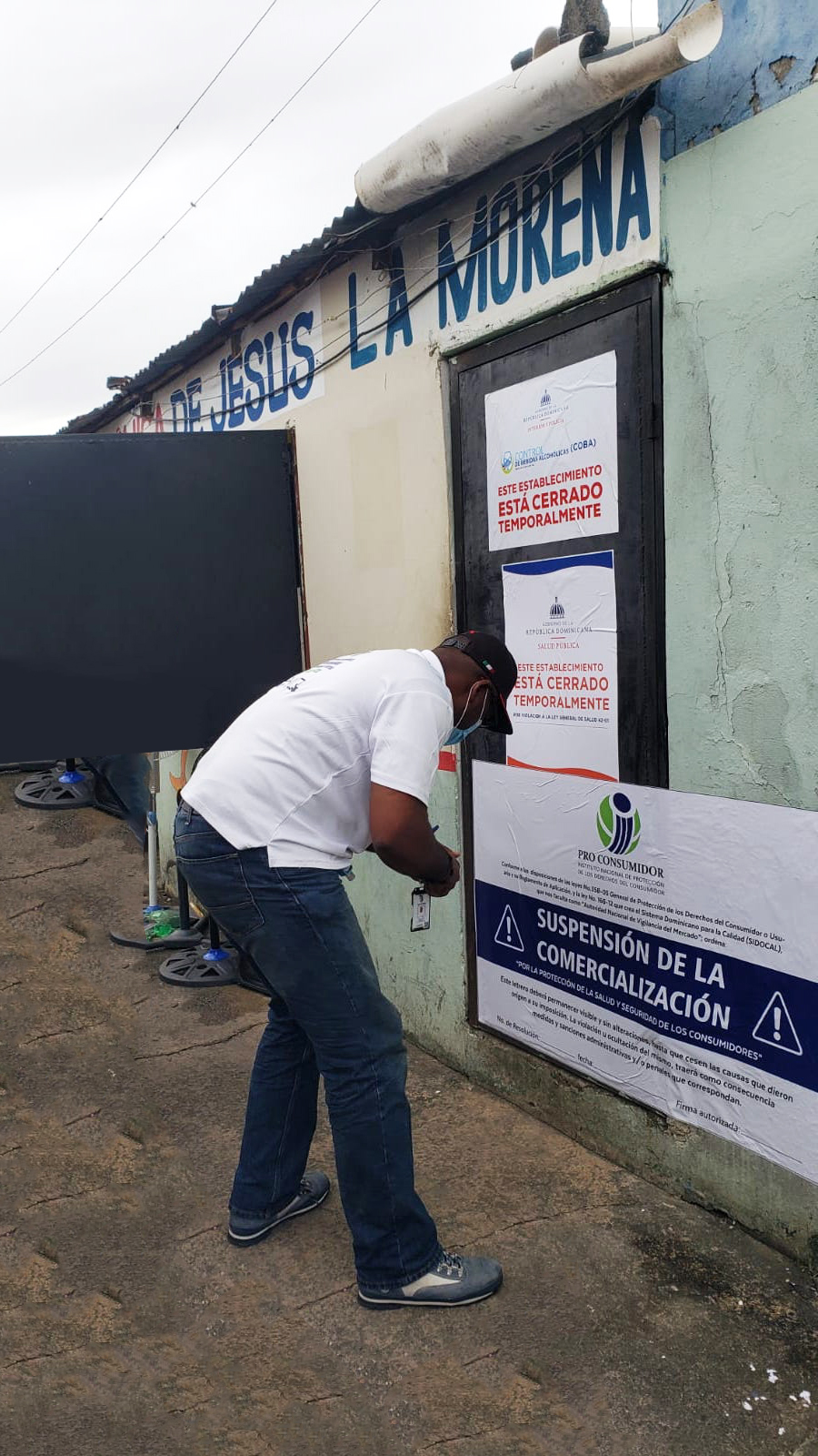 Inspectores De Pro Consumidor Cierran Cafeteria La Morena De San Francisco De Macoris.