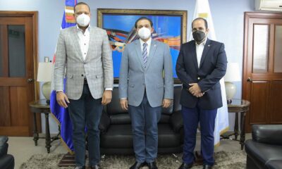 FOTO Desde La Izquierda El Director Ejecutivo De Pro Consumidor Eddy Alcantara Junto Al Ministro De Salud Publica Daniel Rivera Y El Director De DIGEMAPS Leandro Villanueva.