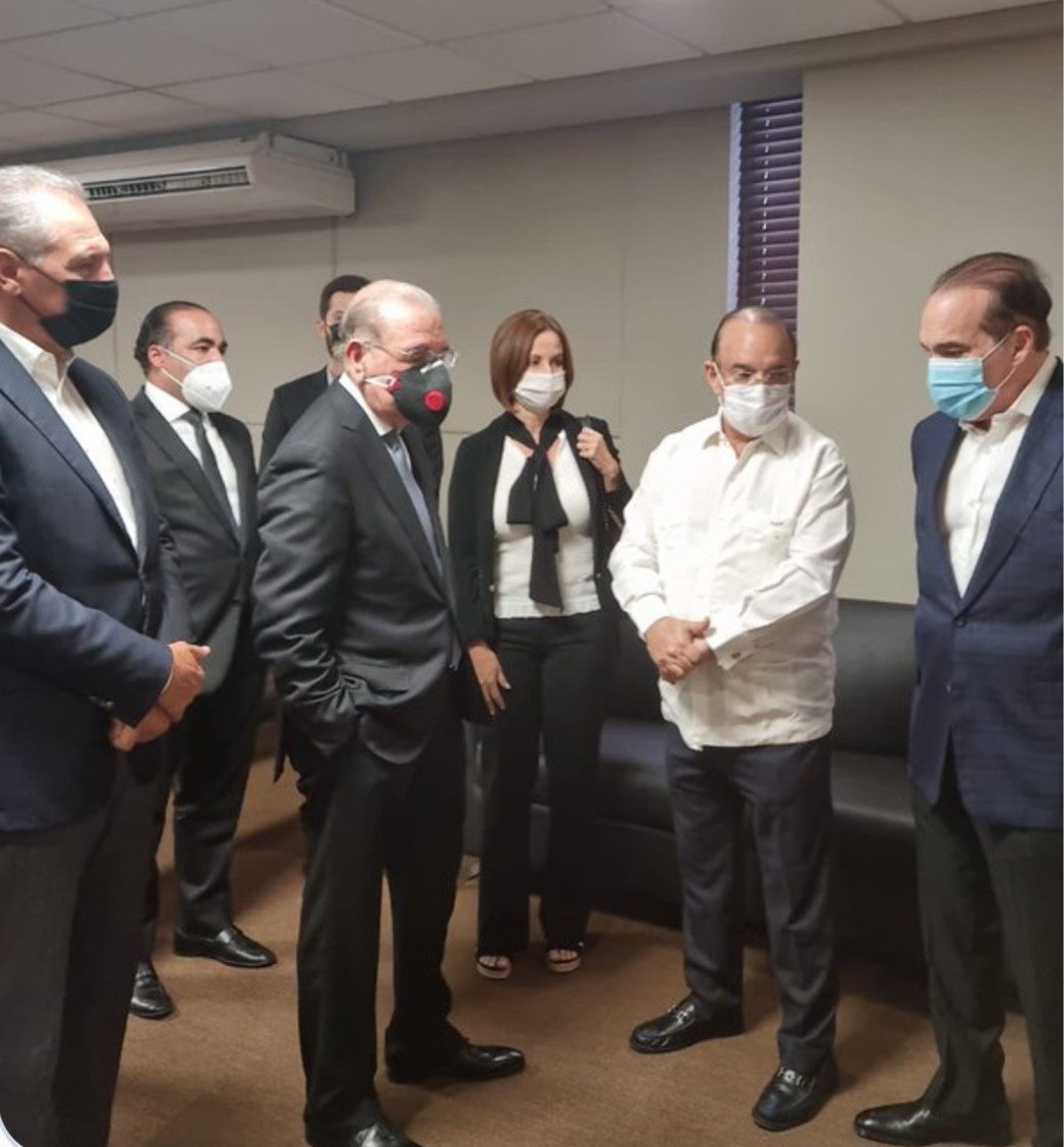 Foto El Expresidente Danilo Medina Da El Pesame Al Presidente Del PRSC Quique Antun.