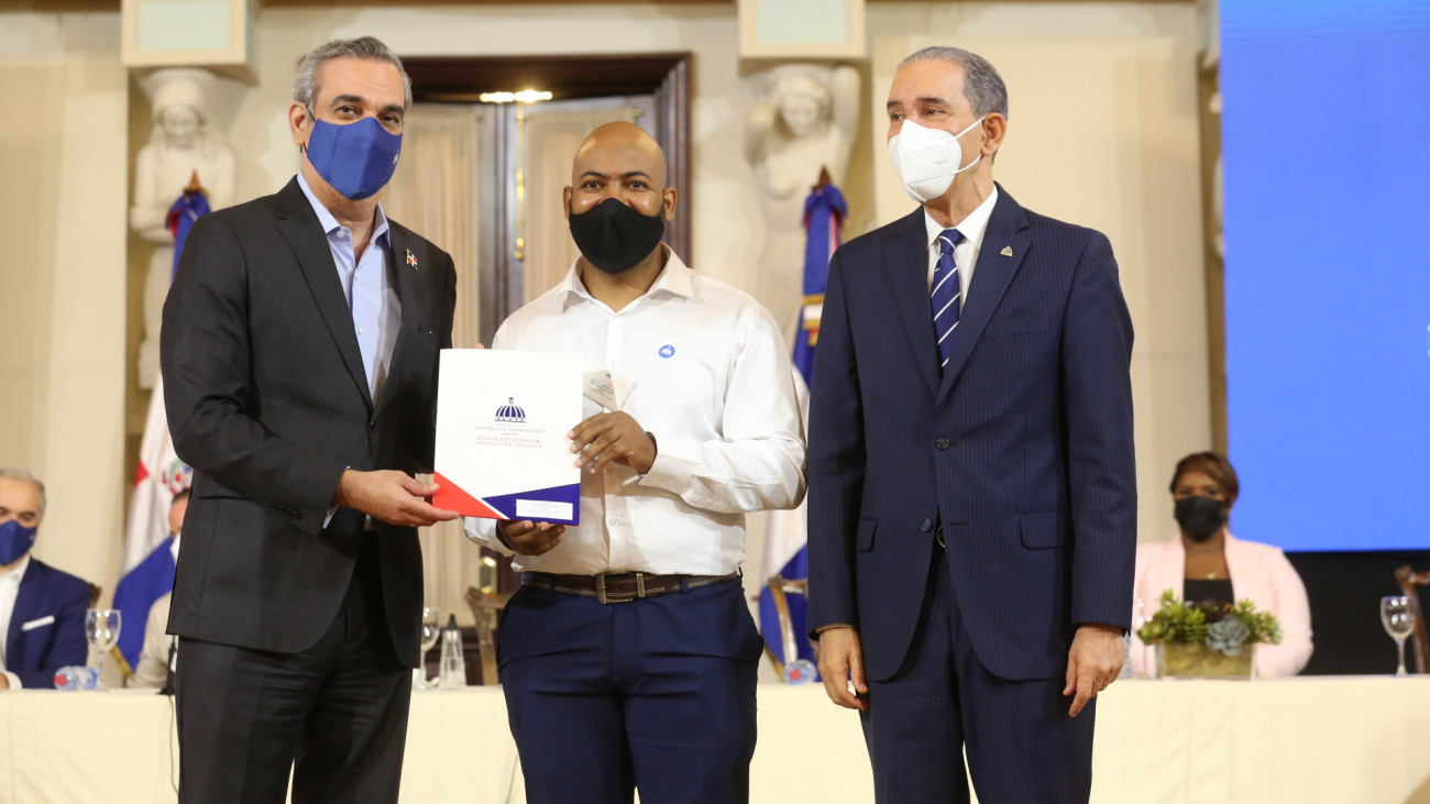 Presidente Abinader Y Las Becas