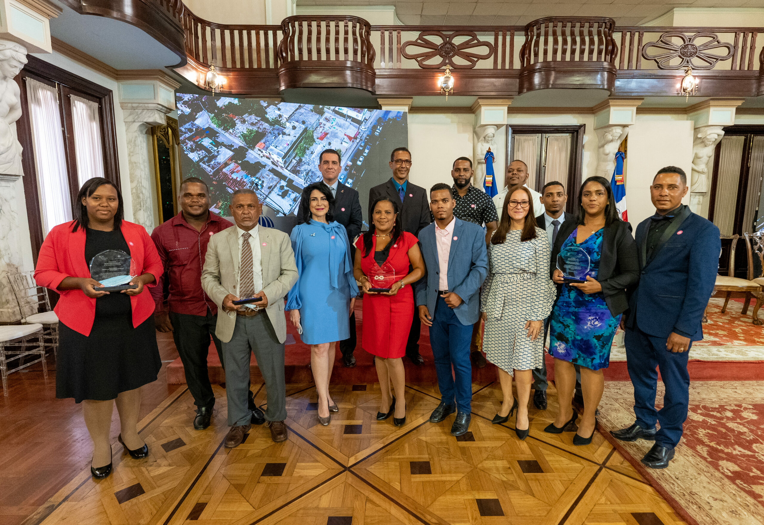 Clientes De La FDD Ganadores Premios BCIE Junto A Representantes De La Institucion. Scaled